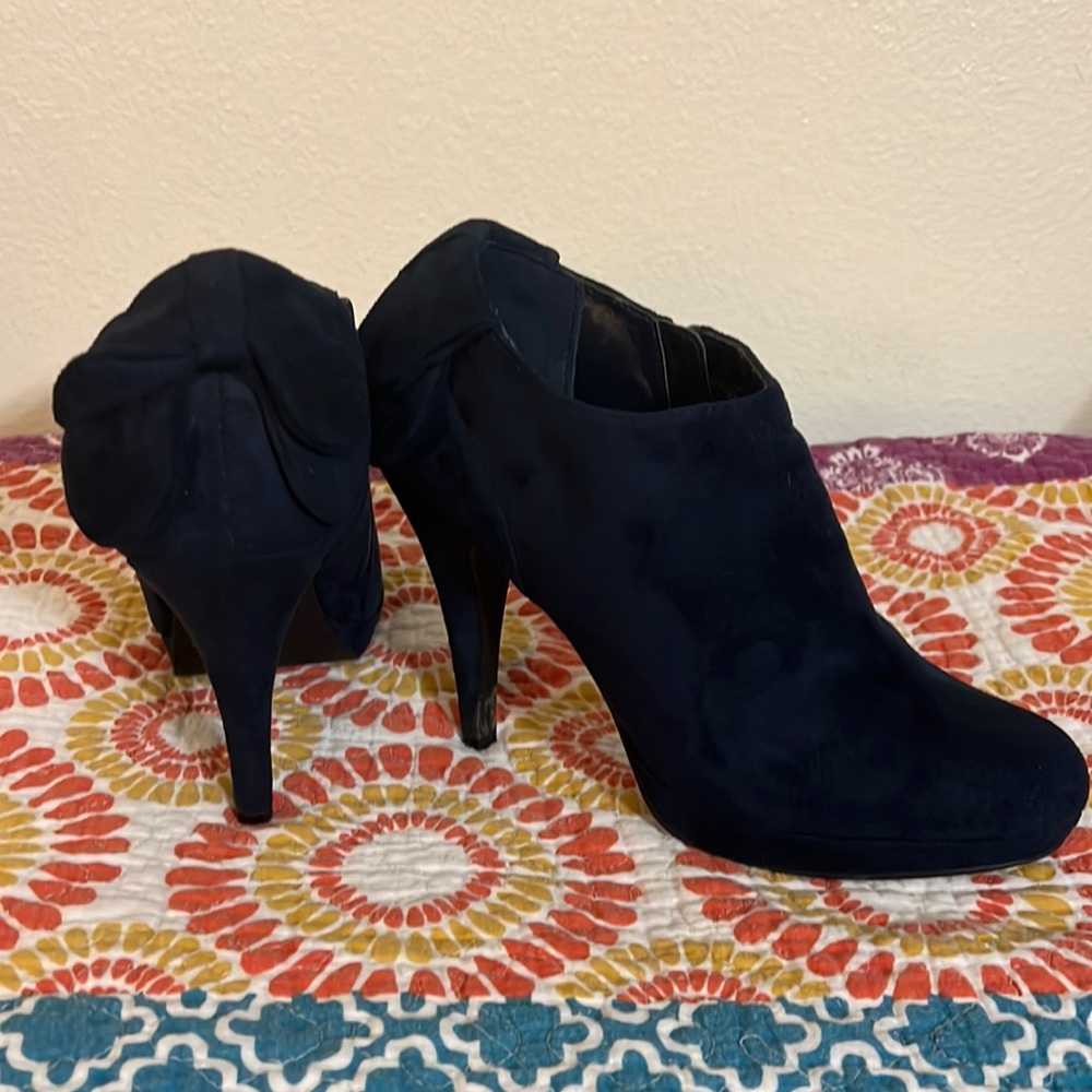 Size 7.5 dark blue faux suede heeled booties